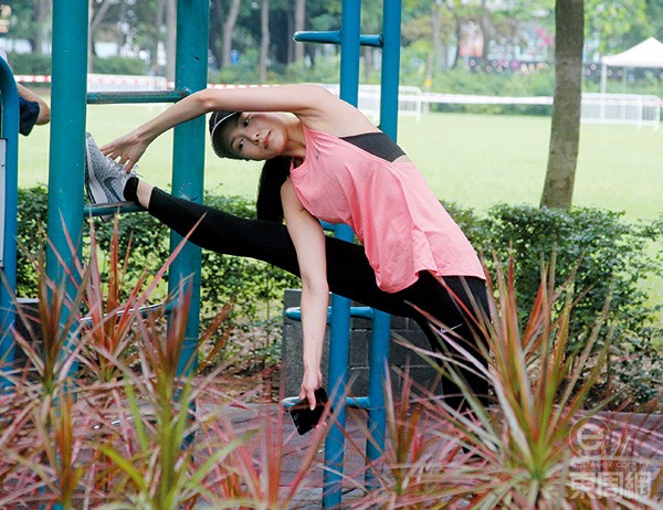 日前上午,本刊发现汤怡於维园跑步后,大汗淋漓地靠着健身攀爬梯拉筋
